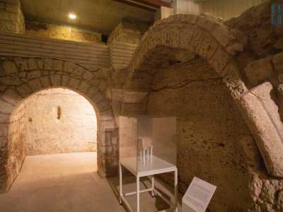Notiamo infatti archi e costoloni che reggono la struttura risalenti a epoche ben pi� recenti di quella bizantina